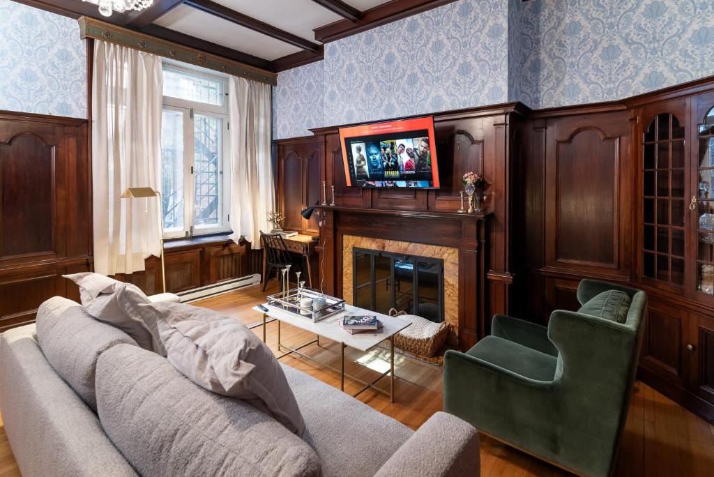 Victorian Style APT in Center of Montreal