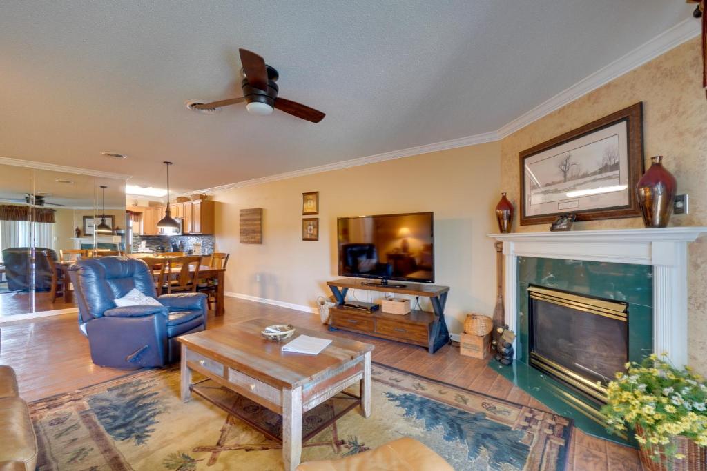 Pigeon Forge Condo Retreat with Community Pool!