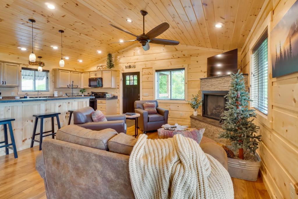 Gatlinburg Cabin with Hot Tub and Mountain Views!