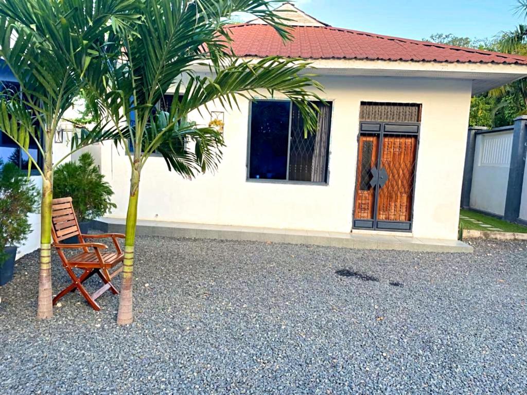 Tulivu House -2bedroom vacation home close to the beach