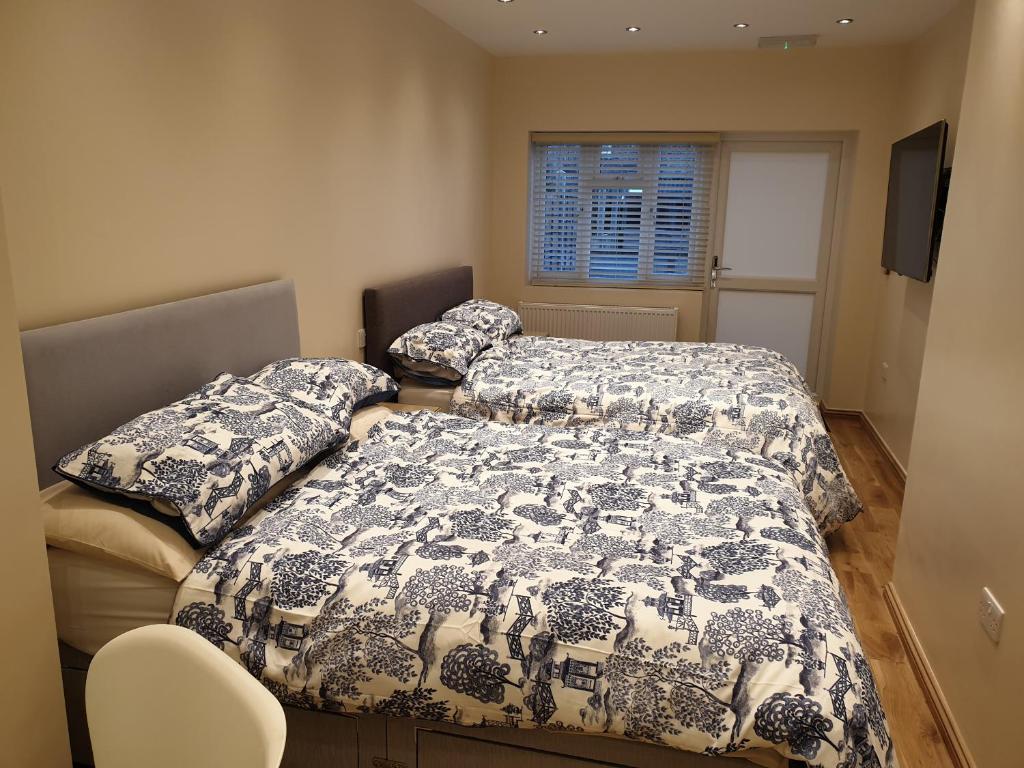 London Luxury Apartments 3 Bedroom Sleeps 8 with 3 Bathrooms 4 mins walk to tube free parking