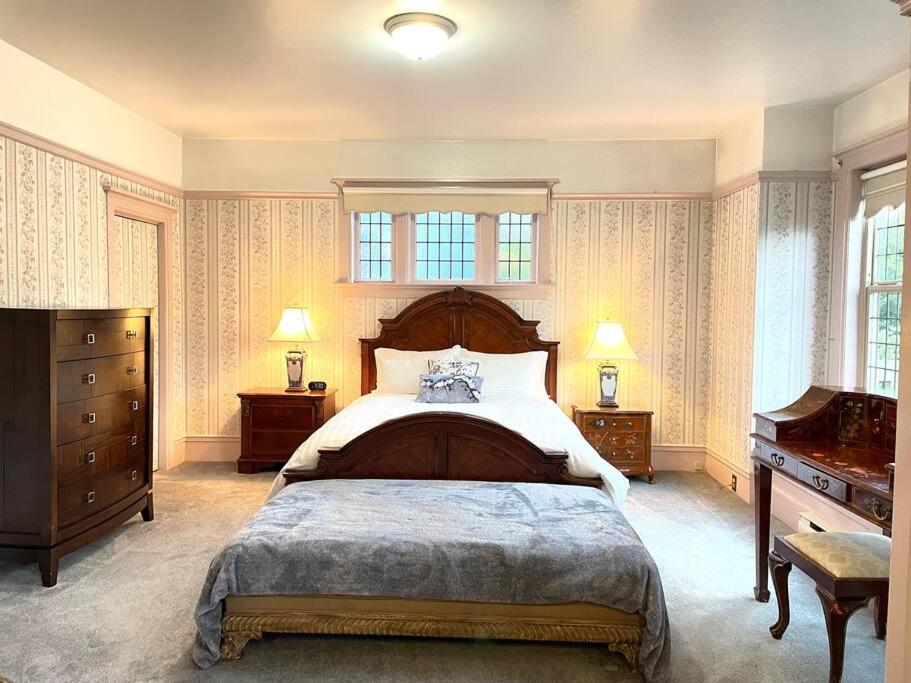 Parlor Suite in Heritage Manor, Fairfield, near DT