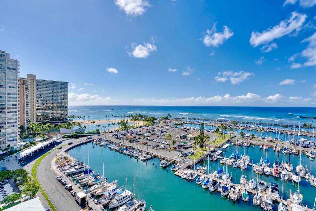 *Remodeled Oceanfront in Waikiki - Ilikai Marina