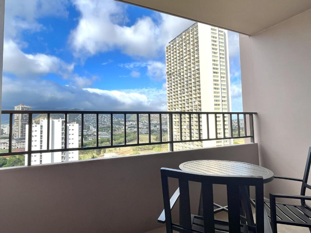 Royal Kuhio 1602 - Spacious Studio with Stunning Mountain Views in the Heart of Waikiki!