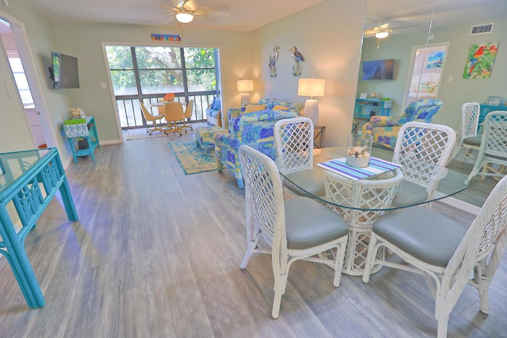 Updated Condo with Pool, Walk to Crescent Beach & Restaurants!