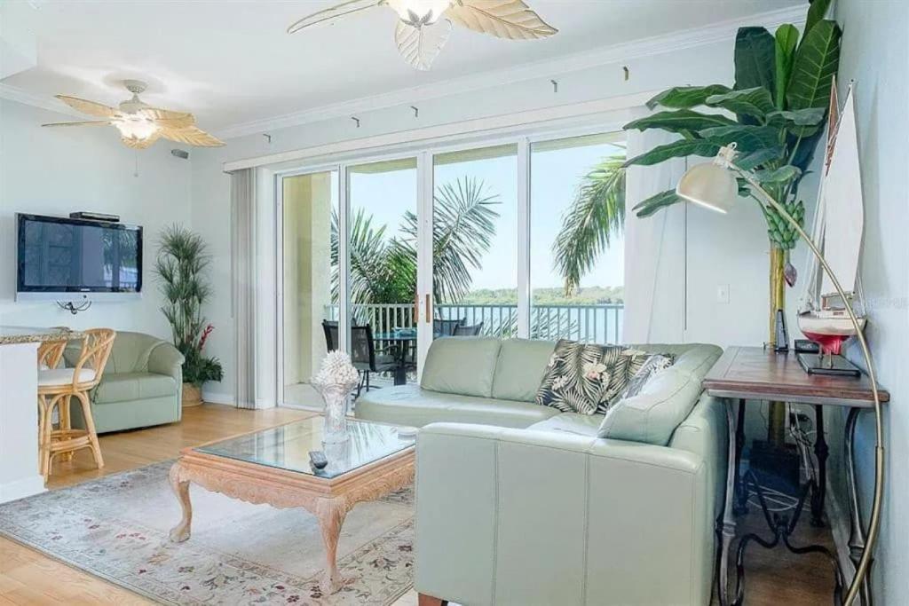 Bright Luxury Oceanfront Condo with Private Balcony and Hotel Pool