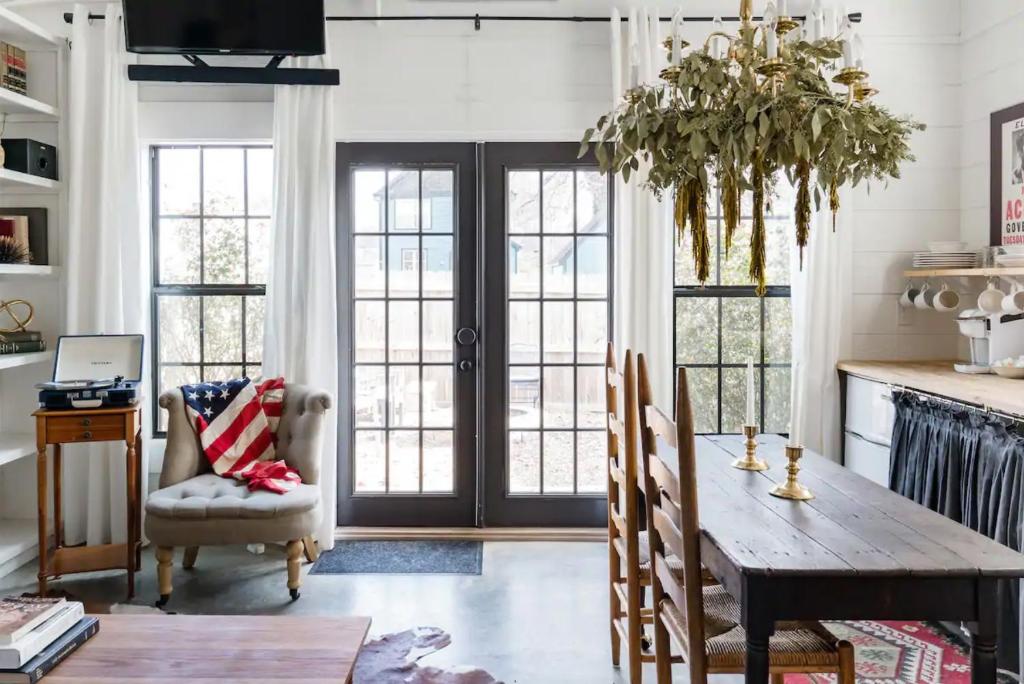 Hip, Cozy Cottage with a Fire Pit in Cleveland Park