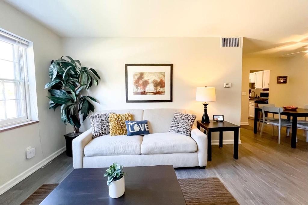 2BR Heritage Hill Apt Long Stay Discount