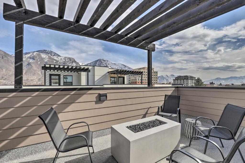 Chic and Sunny Provo Townhome with Rooftop Deck!