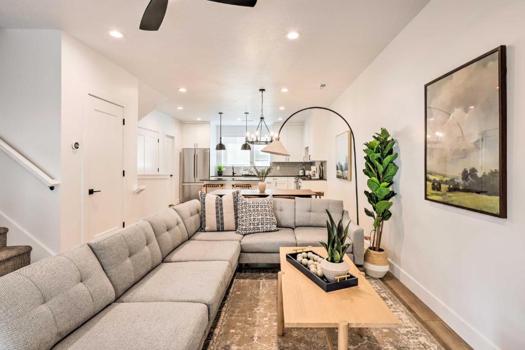 Modern-Chic Provo Townhome 1 Mi to BYU Campus