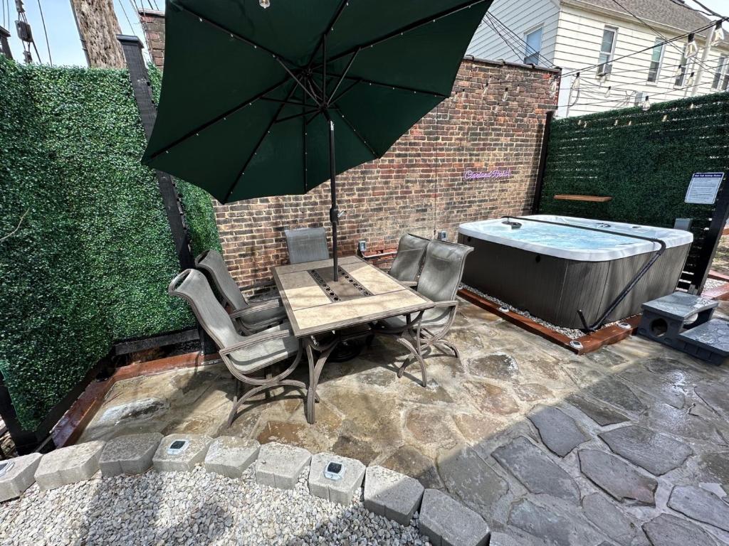 New updated Cleveland Apt in the Heart of Little-Italy with Massage Chair and a Hot Tub!