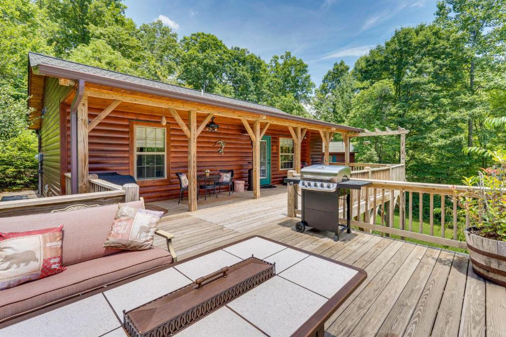 Peaceful Murphy Cabin with Fire Pits and Forest Views!