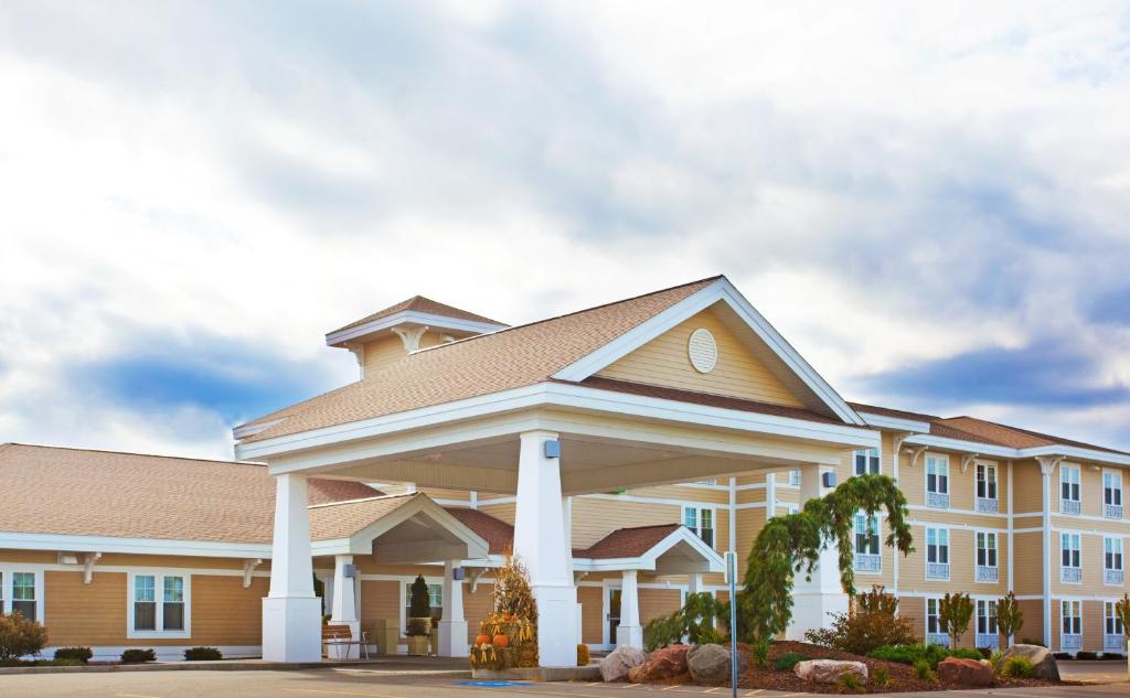 Holiday Inn Express & Suites Iron Mountain, an IHG Hotel