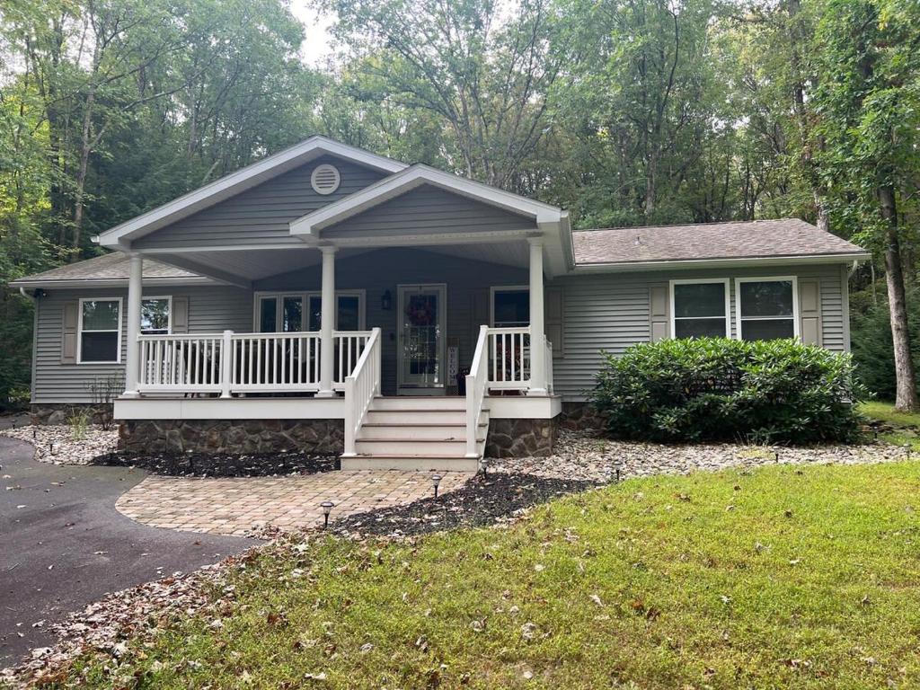 Charming Lake Villa with Hot Tub and Gazeebo