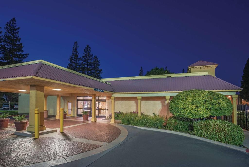 Howard Johnson by Wyndham Sacramento Downtown