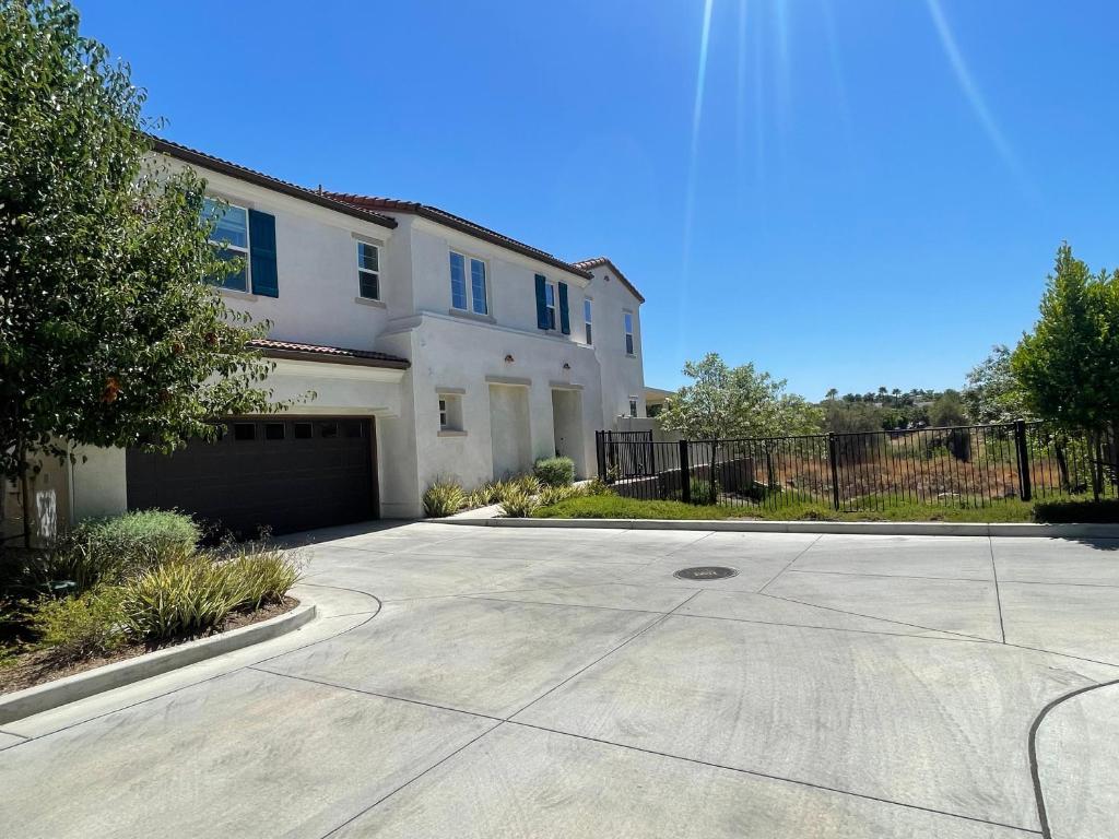 Spacious and modern home near Temecula wineries