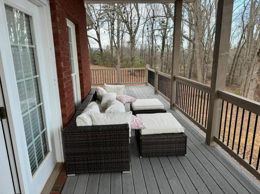 Pet Friendly on 5 Acres! 3 Master Suites Sleeps 14