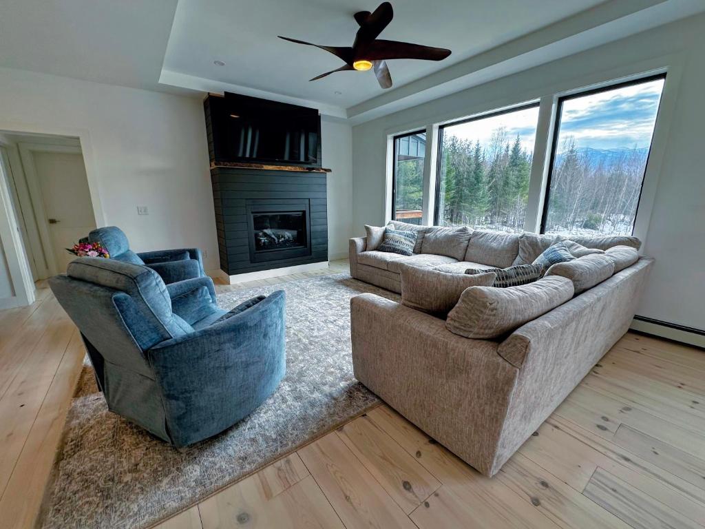 2M New rustic contemporary home with stunning views, great amenities and perfect private location.