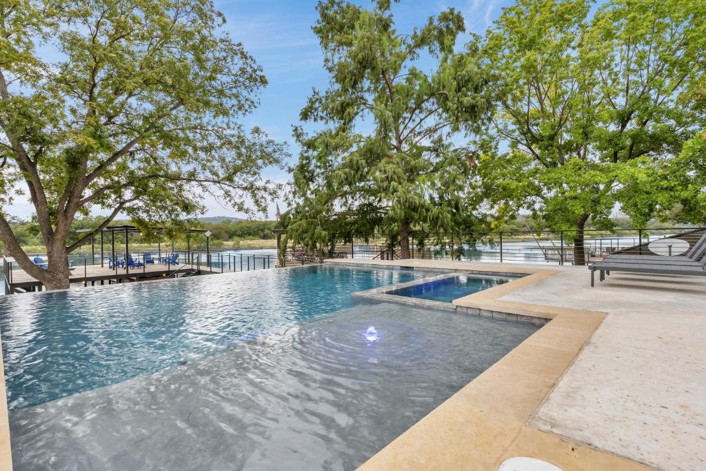 LBJ Bliss Retreat Heated Pool Hot Tub Game Rooms