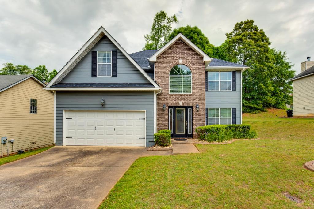 Spacious Fairburn Home 1 Mi to Cedar Grove Lake!