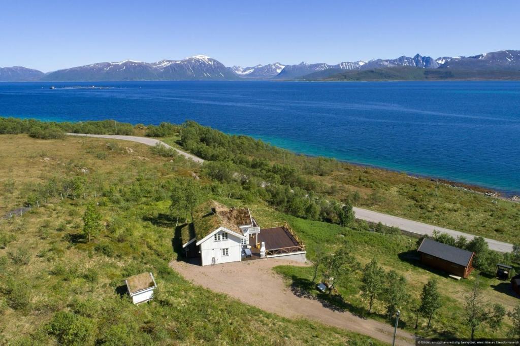 Centrally Located Cabin by the Sea - Sortland