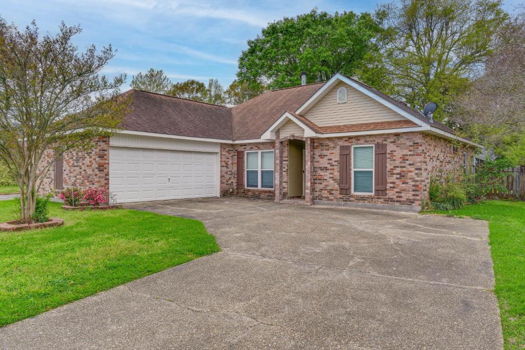 Baton Rouge Retreat with Patio, Grill and Fire Pit!