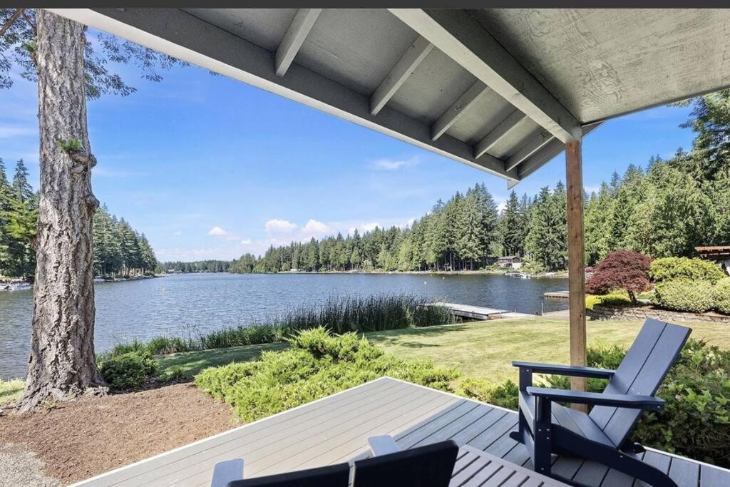 Lakehouse Hot Tub Retreat