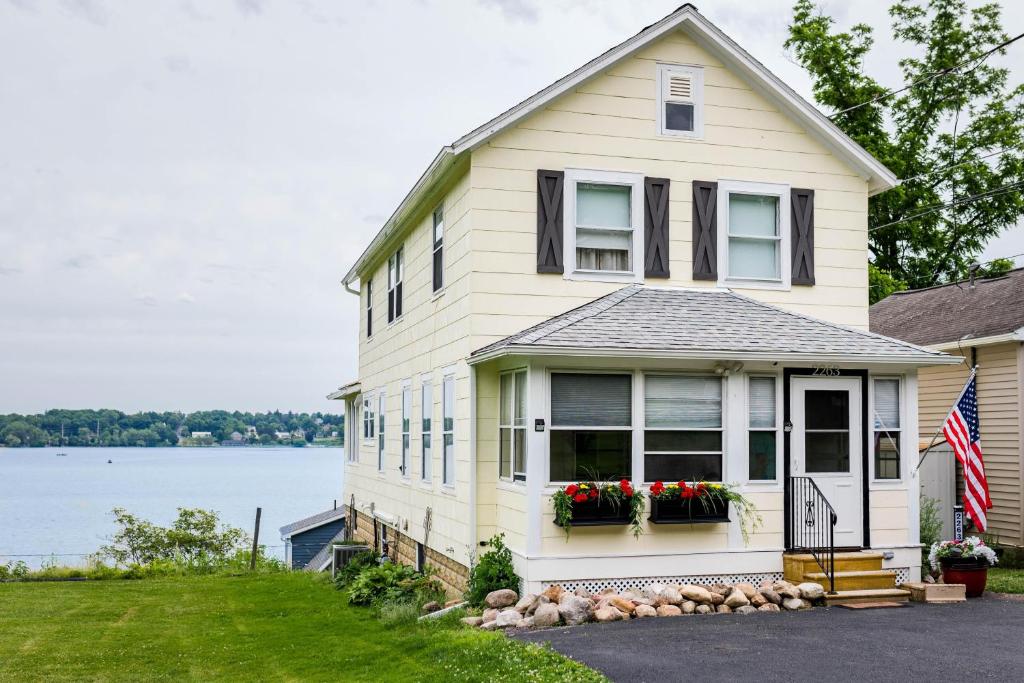 Cayuga Lakeview Charmer