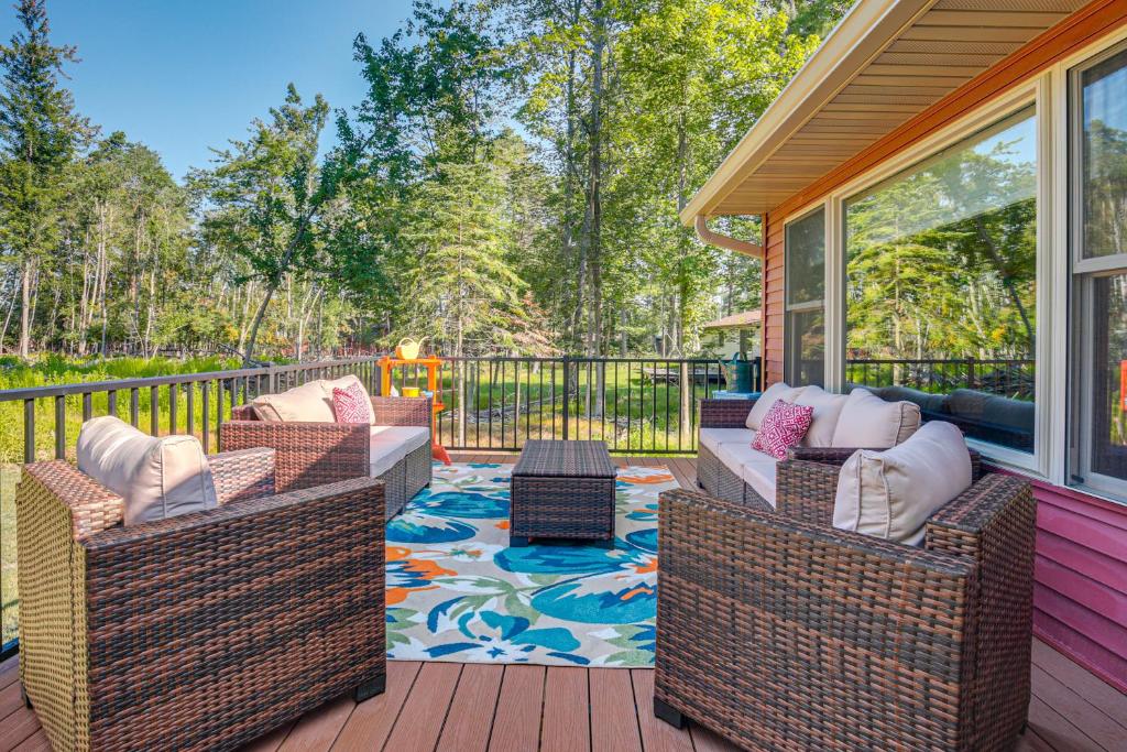 Peaceful Eagle River Cottage with Deck, Pets Welcome